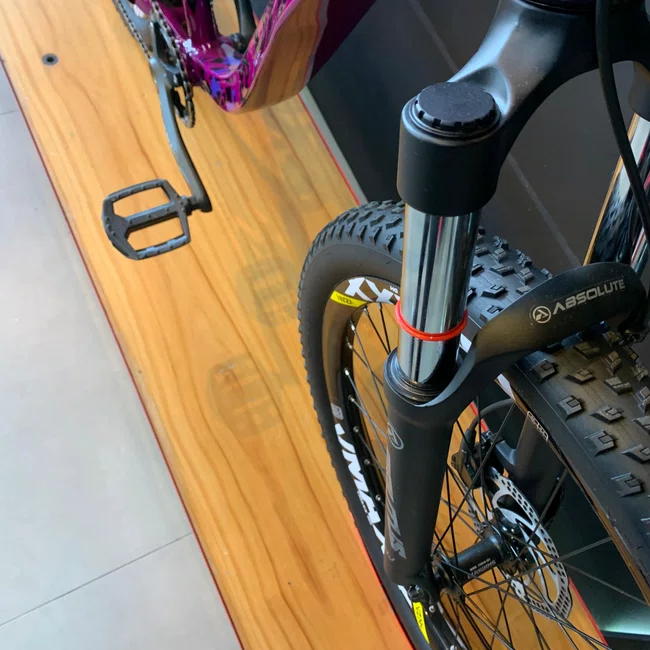 Bicicleta Hupi Naja v9 Gancheira Horizontal Aro 26 Deore Xt 11v Roxo e Preto