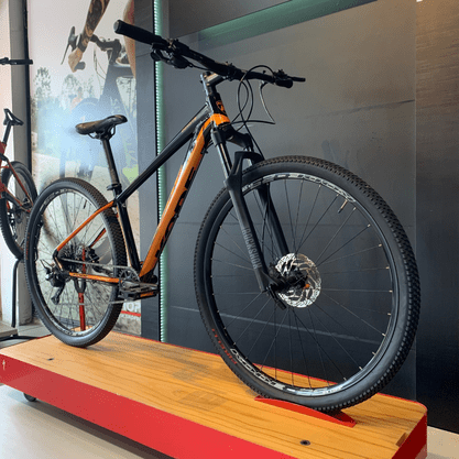 Bicicleta Kode Coyote Boost Aro 29 Deore 10v Preto e Laranja