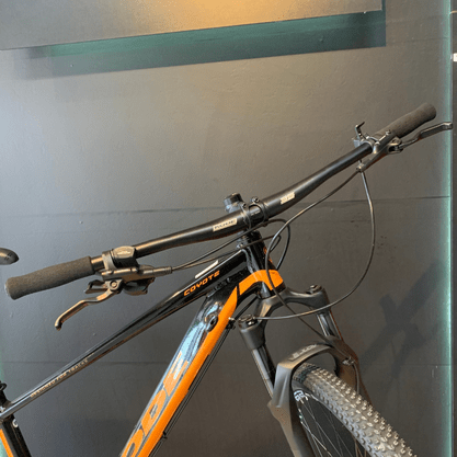 Bicicleta Kode Coyote Boost Aro 29 Deore 10v Preto e Laranja