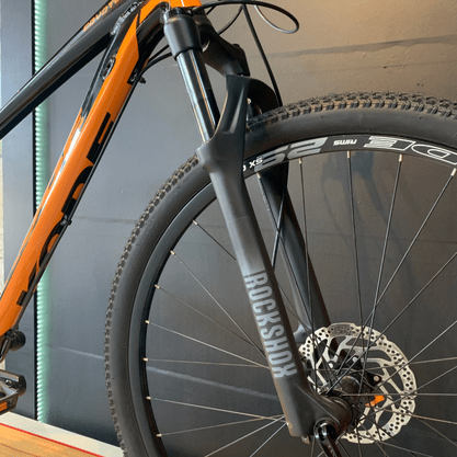 Bicicleta Kode Coyote Boost Aro 29 Deore 10v Preto e Laranja