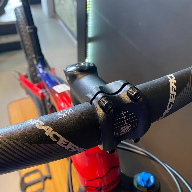 Bicicleta Oggi A29 Cattura Pro XT 12V Azul e Vermelho- Seminovo