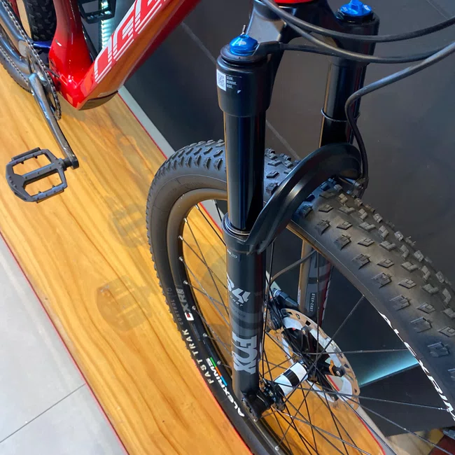 Bicicleta Oggi A29 Cattura Pro XT 12V Azul e Vermelho- Seminovo