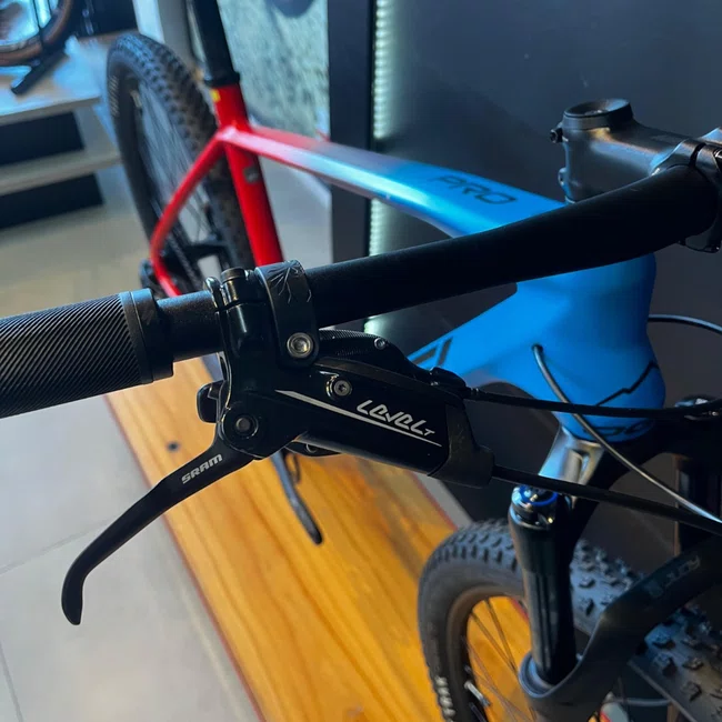 Bicicleta Oggi Agile Aro 29 Pro Sx 12v t-21 Azul e Vermelho - Seminova