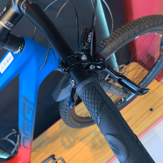 Bicicleta Oggi Agile Pro Aro 29 GX 12v Vermelho e Azul - Seminova