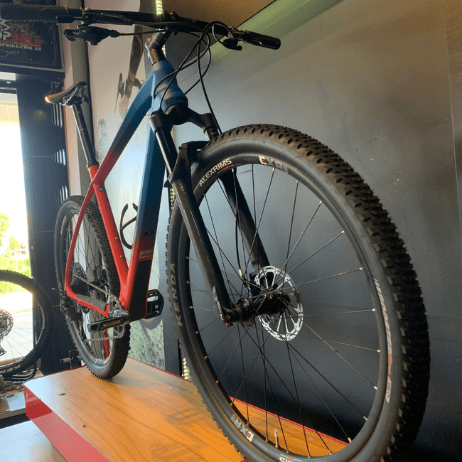 Bicicleta Oggi Agile Pro Aro 29 GX 12v Vermelho e Azul - Seminova