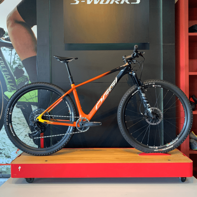 Bicicleta Oggi Agile Pro Carbon Aro 29 GX AXS 12v 2023 Laranja e Preto e Amarelo