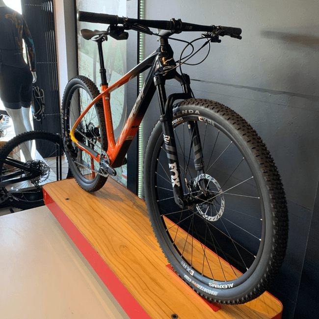 Bicicleta Oggi Agile Pro Carbon Aro 29 GX AXS 12v 2023 Laranja e Preto e Amarelo