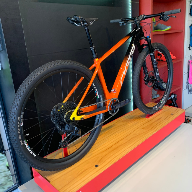 Bicicleta Oggi Agile Pro Carbon Aro 29 GX AXS 12v 2023 Laranja e Preto e Amarelo