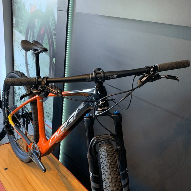 Bicicleta Oggi Agile Pro Carbon Aro 29 GX AXS 12v 2023 Laranja e Preto e Amarelo