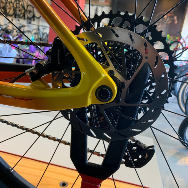 Bicicleta Oggi Agile Pro Carbon Aro 29 GX AXS 12v 2023 Laranja e Preto e Amarelo