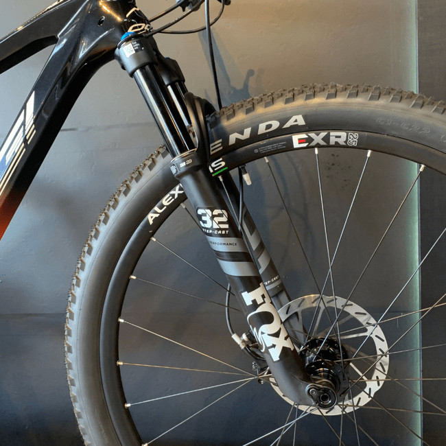 Bicicleta Oggi Agile Pro Carbon Aro 29 GX AXS 12v 2023 Laranja e Preto e Amarelo