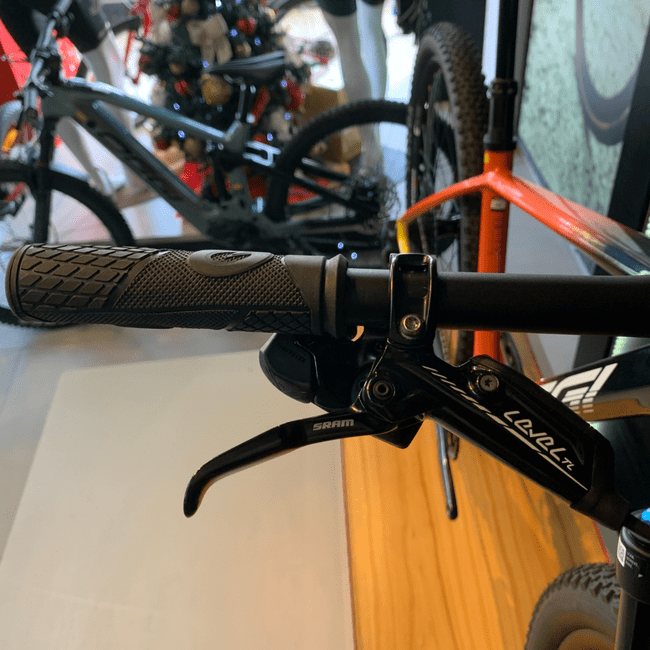 Bicicleta Oggi Agile Pro Carbon Aro 29 GX AXS 12v 2023 Laranja e Preto e Amarelo