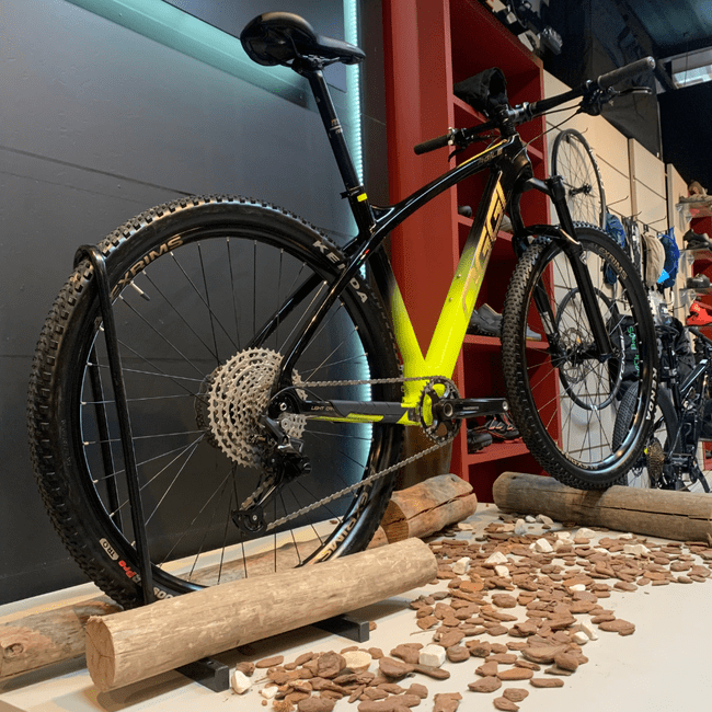 Bicicleta Oggi Agile Sport Aro 29 Deore 12v Preto e Amarelo - Seminova