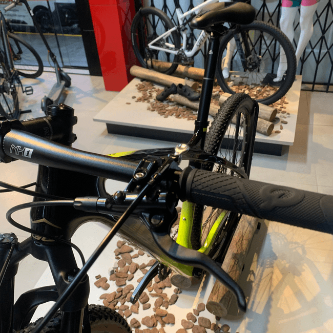 Bicicleta Oggi Agile Sport Aro 29 Deore 12v Preto e Amarelo - Seminova