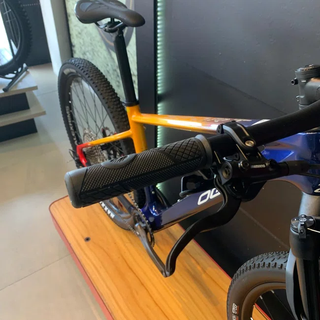 Bicicleta Oggi Agile Sport Aro 29 Deore 12v Azul Amarelo Vermelho