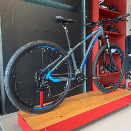 Bicicleta Oggi Big Wheel 7.0 Aro 29 Alivio 18v 2022 Grafite e Azul e Preto