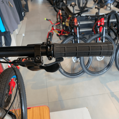 Bicicleta Oggi Big Wheel 7.0 Aro 29 Alivio 18v 2022 Grafite e Azul e Preto