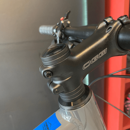 Bicicleta Oggi Big Wheel 7.0 Aro 29 Alivio 18v 2022 Grafite e Azul e Preto