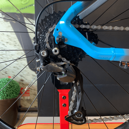 Bicicleta Oggi Big Wheel 7.0 Aro 29 Alivio 18v 2022 Grafite e Azul e Preto