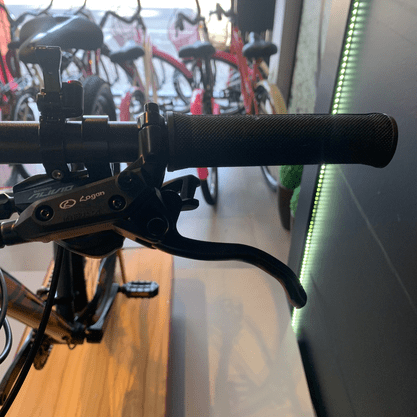 Bicicleta Oggi Big Wheel 7.0 Aro 29 Alivio 18v 2022 Grafite e Laranja e Preto