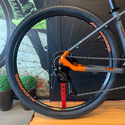 Bicicleta Oggi Big Wheel 7.0 Aro 29 Alivio 18v 2022 Grafite e Laranja e Preto