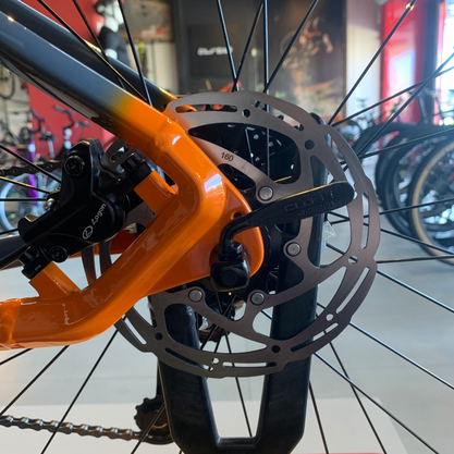 Bicicleta Oggi Big Wheel 7.0 Aro 29 Alivio 18v 2022 Grafite e Laranja e Preto