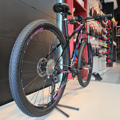 Bicicleta Oggi Big Wheel 7.0 Aro 29 Alivio 18v 2022 Preto e Azul e Pink