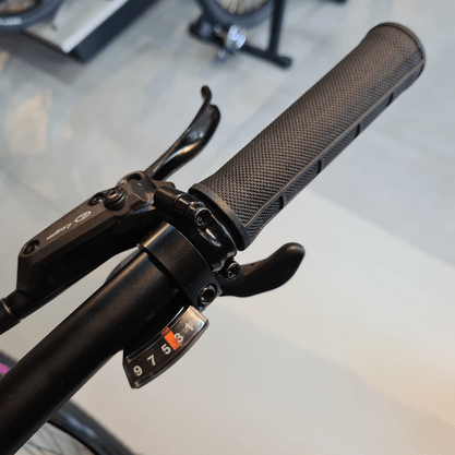 Bicicleta Oggi Big Wheel 7.0 Aro 29 Alivio 18v 2022 Preto e Azul e Pink