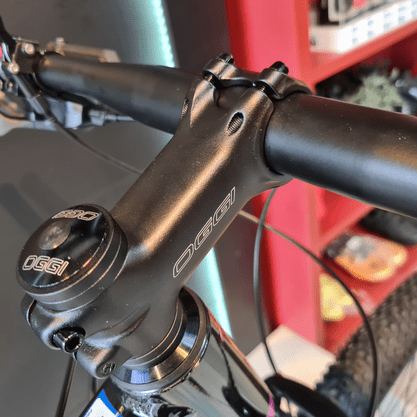 Bicicleta Oggi Big Wheel 7.0 Aro 29 Alivio 18v 2022 Preto e Azul e Pink
