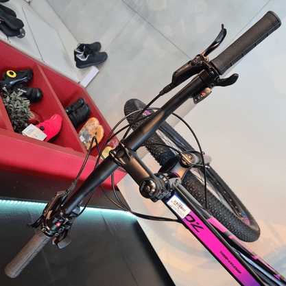 Bicicleta Oggi Big Wheel 7.0 Aro 29 Alivio 18v 2022 Preto e Azul e Pink