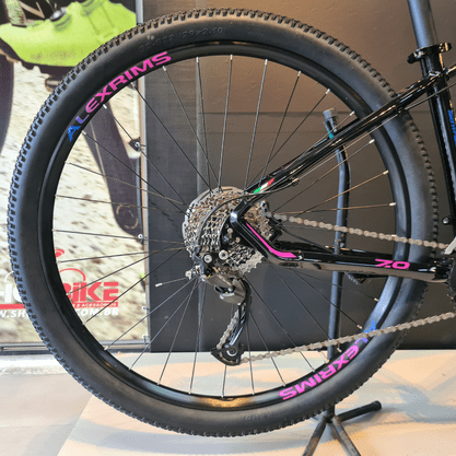 Bicicleta Oggi Big Wheel 7.0 Aro 29 Alivio 18v 2022 Preto e Azul e Pink