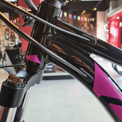 Bicicleta Oggi Big Wheel 7.0 Aro 29 Alivio 18v 2022 Preto e Azul e Pink
