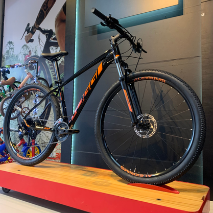 Bicicleta Oggi Big Wheel 7.0 Aro 29 Alivio 18v 2022 Preto e Laranja