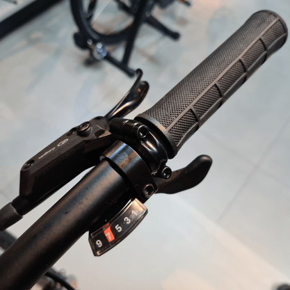 Bicicleta Oggi Big Wheel 7.0 Aro 29 Alivio 18v 2022 Preto e Vermelho e Amarelo