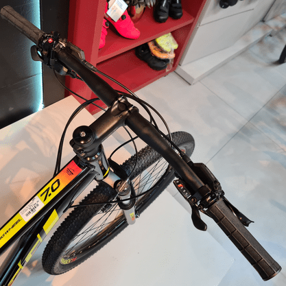 Bicicleta Oggi Big Wheel 7.0 Aro 29 Alivio 18v 2022 Preto e Vermelho e Amarelo