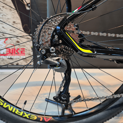 Bicicleta Oggi Big Wheel 7.0 Aro 29 Alivio 18v 2022 Preto e Vermelho e Amarelo