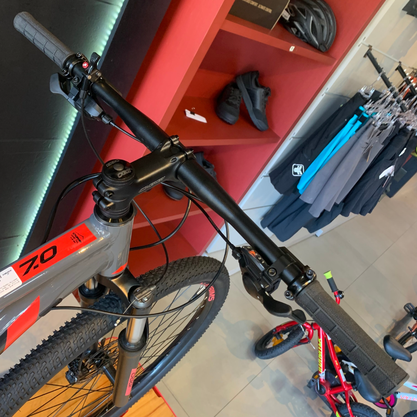 Bicicleta Oggi Big Wheel 7.0 Aro 29 Alivio 18v 2022 Grafite e Vermelho e Preto