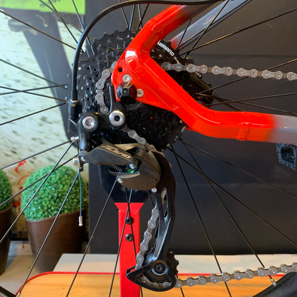 Bicicleta Oggi Big Wheel 7.0 Aro 29 Alivio 18v 2022 Grafite e Vermelho e Preto