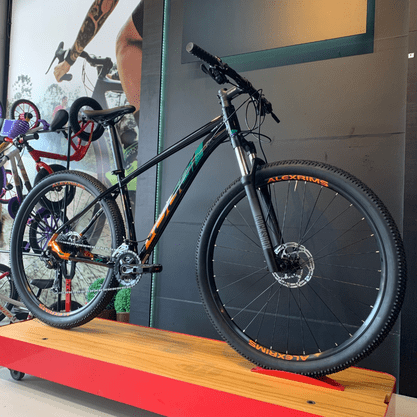 Bicicleta Oggi Big Wheel 7.1 Aro 29 Deore 18v 2022 Preto e Laranja e Verde