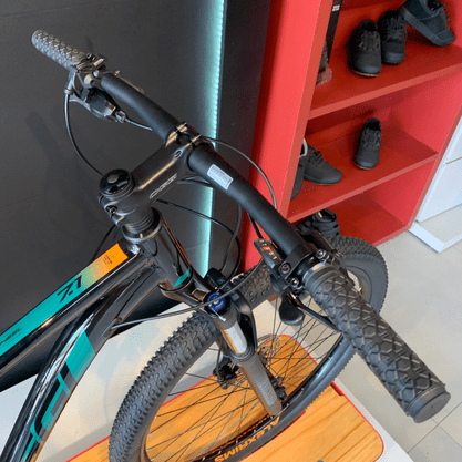 Bicicleta Oggi Big Wheel 7.1 Aro 29 Deore 18v 2022 Preto e Laranja e Verde