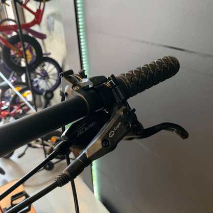 Bicicleta Oggi Big Wheel 7.1 Aro 29 Deore 18v 2022 Preto e Laranja e Verde