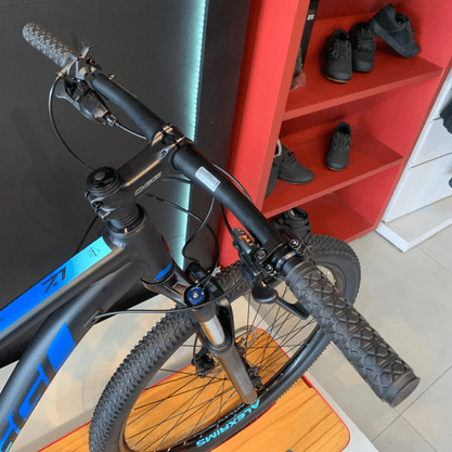 Bicicleta Oggi Big Wheel 7.1 Aro 29 Deore 18v 2022 Preto e Azul