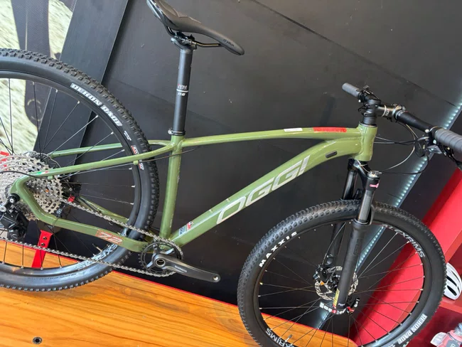Bicicleta Oggi Big Wheel 7.2 A29 Deore 12v 2026 Verde/Vermelho/Cinza