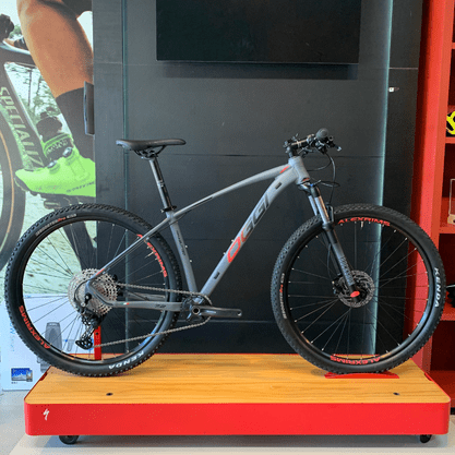 Bicicleta Oggi Big Wheel 7.2 Aro 29 Shimano Deore 11v 2022 Grafite e Vermelho e Preto
