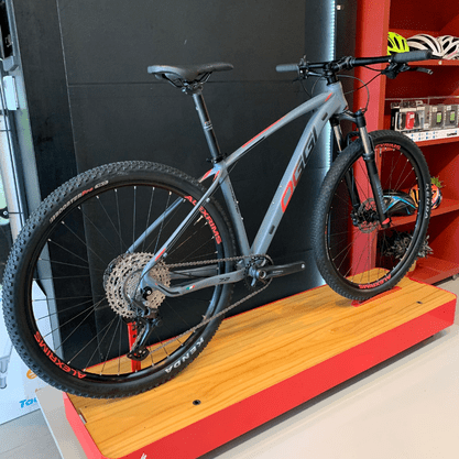 Bicicleta Oggi Big Wheel 7.2 Aro 29 Shimano Deore 11v 2022 Grafite e Vermelho e Preto