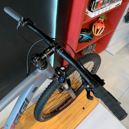 Bicicleta Oggi Big Wheel 7.2 Aro 29 Shimano Deore 11v 2022 Grafite e Vermelho e Preto