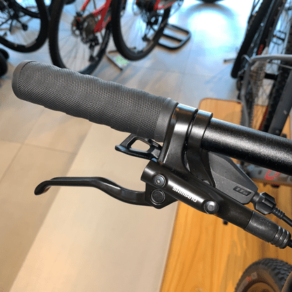 Bicicleta Oggi Big Wheel 7.2 Aro 29 Shimano Deore 11v 2022 Grafite e Vermelho e Preto