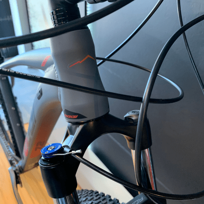 Bicicleta Oggi Big Wheel 7.2 Aro 29 Shimano Deore 11v 2022 Grafite e Vermelho e Preto