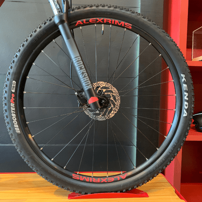 Bicicleta Oggi Big Wheel 7.2 Aro 29 Shimano Deore 11v 2022 Grafite e Vermelho e Preto