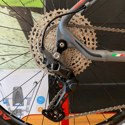 Bicicleta Oggi Big Wheel 7.2 Aro 29 Shimano Deore 11v 2022 Grafite e Vermelho e Preto